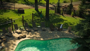 Piscine couverte, piscine extérieure, chaises longues