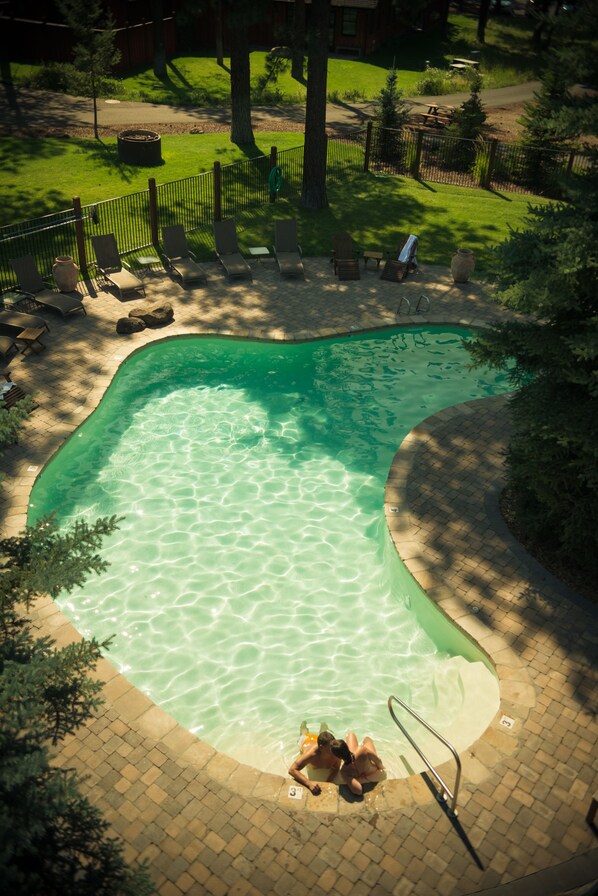 Innenpool, Außenpool, Liegestühle