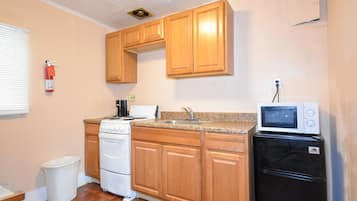 Deluxe Room, 1 Queen Bed | Private kitchenette | Fridge, microwave, coffee/tea maker