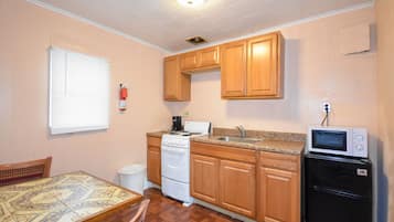 Deluxe Double Room, 2 Bedrooms | Private kitchenette | Fridge, microwave, coffee/tea maker