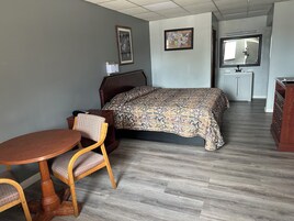 Standard Room, Non Smoking | Escritorio, tabla de planchar con plancha, wifi gratis y ropa de cama
