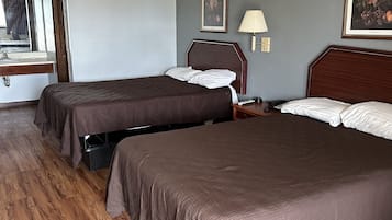 Habitación doble estándar, para no fumadores | Escritorio, tabla de planchar con plancha, wifi gratis y ropa de cama