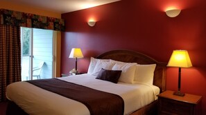 غرفة ديلوكس - سرير ملكي مع أريكة سرير - بشرفة | مكتب ومساحة عمل للكمبيوتر المحمول ومكواة/لوح كي وواي فاي مجانًا