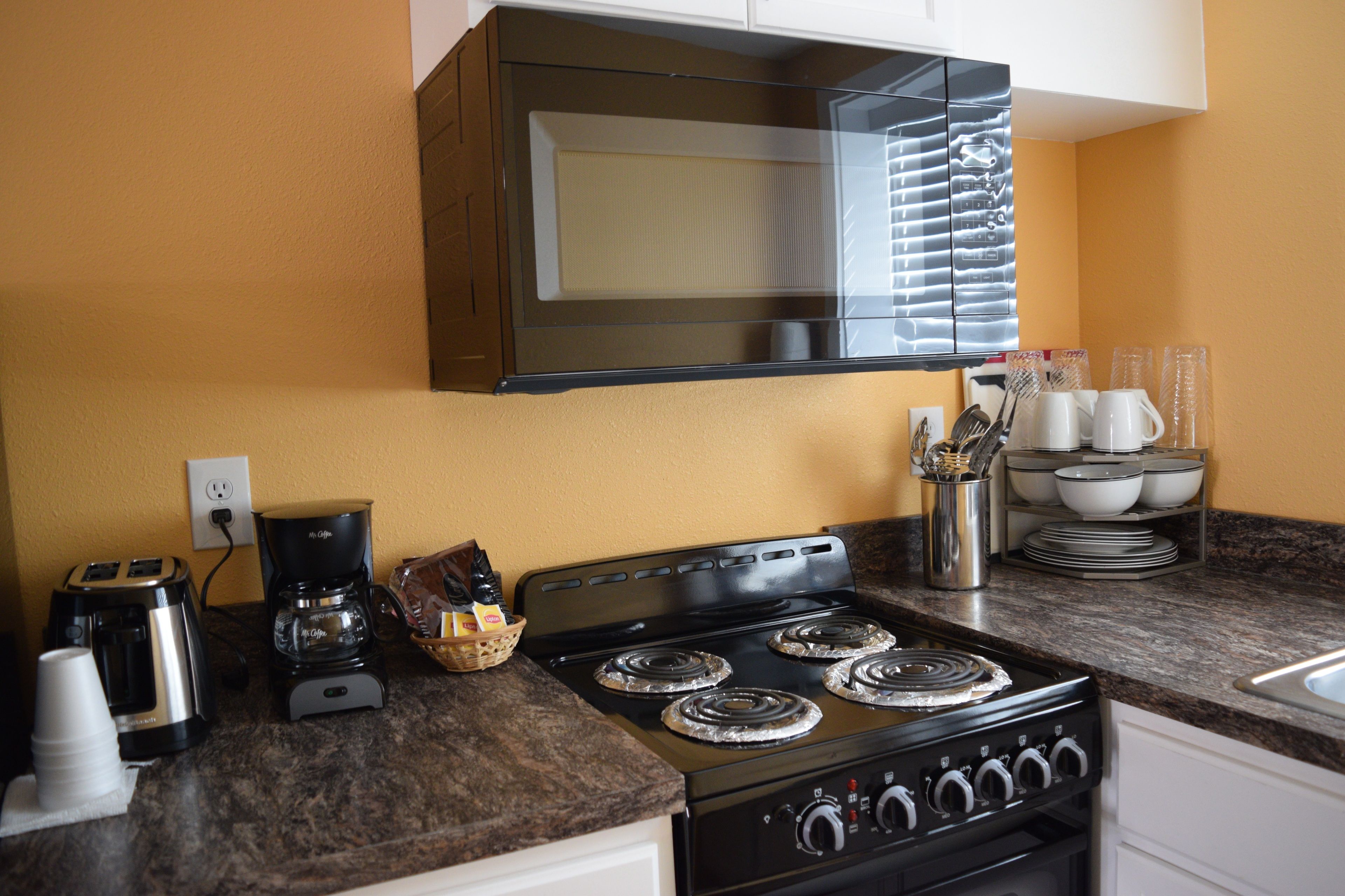 Deluxe Suite 2 King Beds Kitchenette No Pets | Private kitchenette | Fridge, microwave, coffee/tea maker
