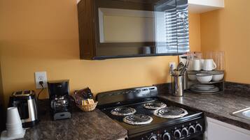 Deluxe Suite 2 King Beds Kitchenette No Pets | Private kitchenette | Fridge, microwave, coffee/tea maker