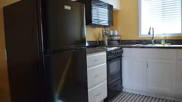 Deluxe Suite 2 King Beds Kitchenette No Pets | Private kitchenette