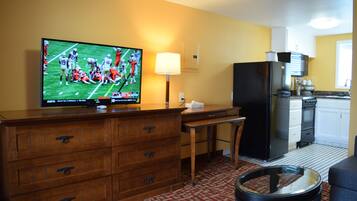 Suite Exécutive, 1 chambre, non-fumeurs, coin cuisine | Salle de séjour | Télévision à écran plat