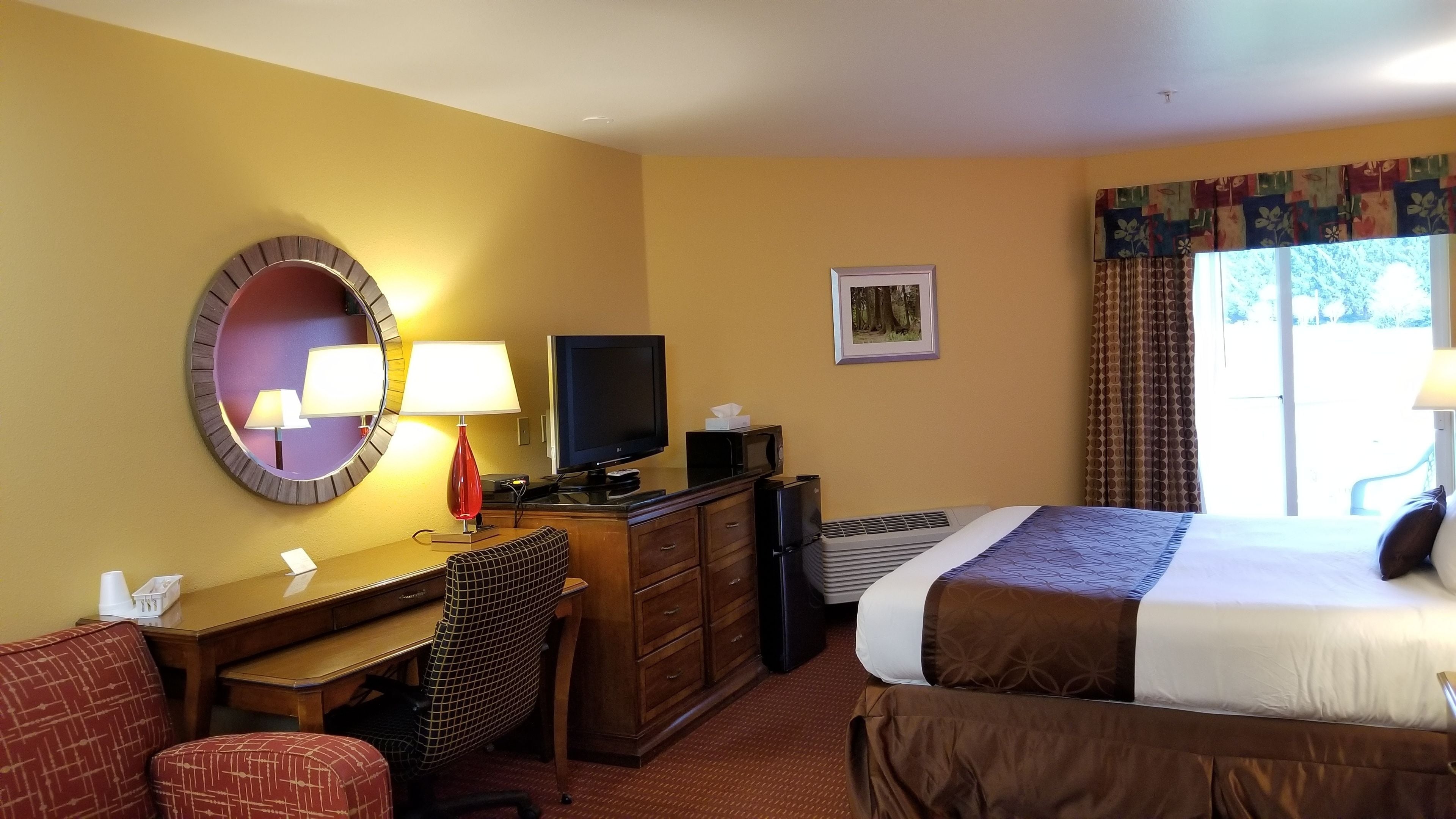 One King Deluxe Room with Sofa Bed No Pets | Balcony