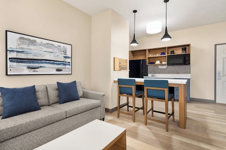 Caja de seguridad en la habitación, muebles diferentes y escritorio