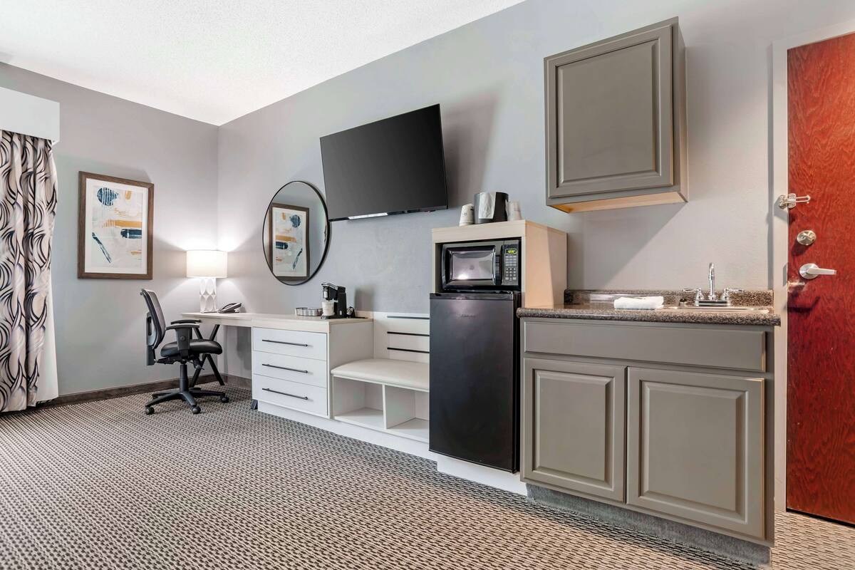 standard room, 1 king bed, accessible, kitchenette | private kitchenette | fridge, microwave, coffee/tea maker