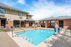Outdoor pool - Best Western Plus Two Rivers Hotel & Suites (Demopolis)