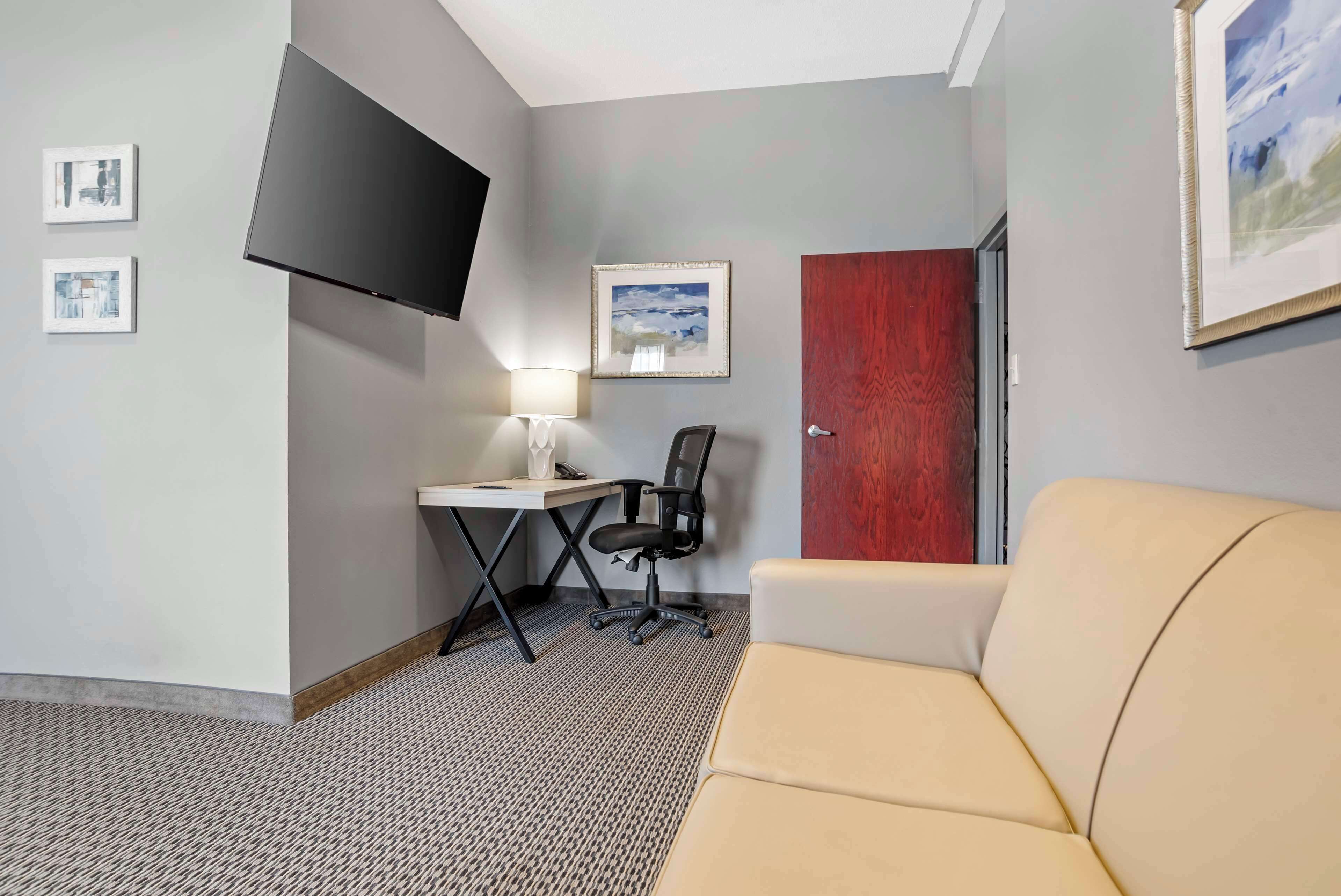 executive apartment, 1 queen bed, non smoking, kitchen (with sofabed) | desk, laptop workspace, iron/ironing board, wifi