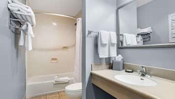 Executive-Apartment, 1 Queen-Bett, Nichtraucher, Küche (with Sofabed) | Badezimmer | Regendusche, kostenlose Toilettenartikel, Haartrockner, Handtücher