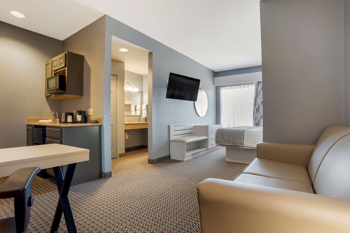 套房, 1 張特大雙人床, 非吸煙房 (with Sofabed) | 書桌、筆電工作空間、熨斗/熨衣板、無線上網