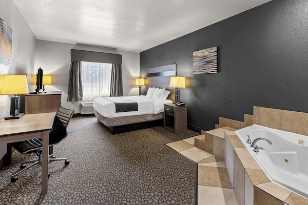 Ropa de cama de alta calidad y caja de seguridad en la habitación