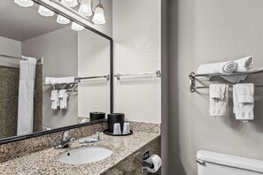 Ensemble baignoire-douche, articles de toilette (gratuits)