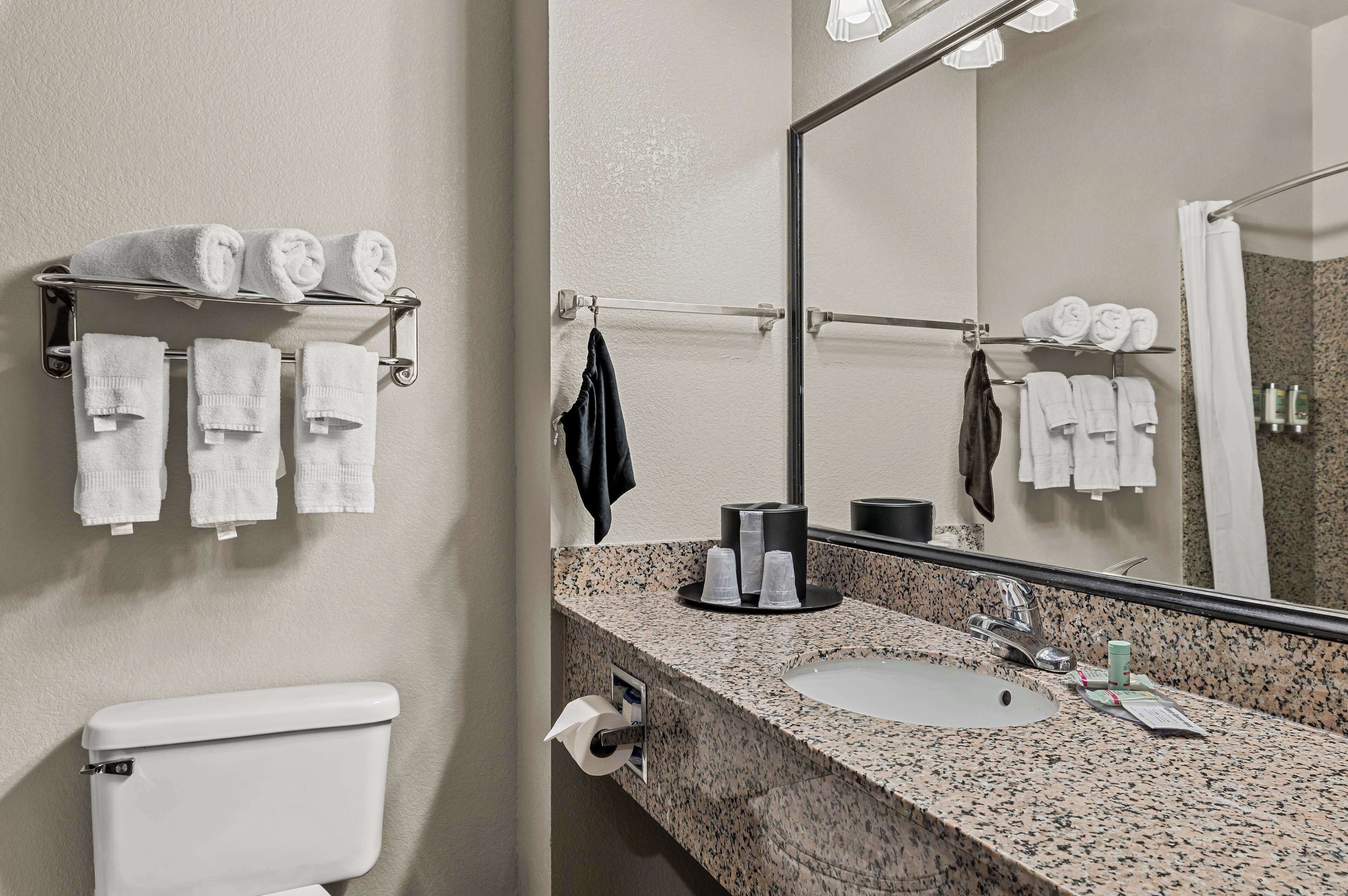 standard room, 1 king bed, non smoking, refrigerator & microwave | bathroom | combined shower/bathtub, free toiletries, hair dryer, towels