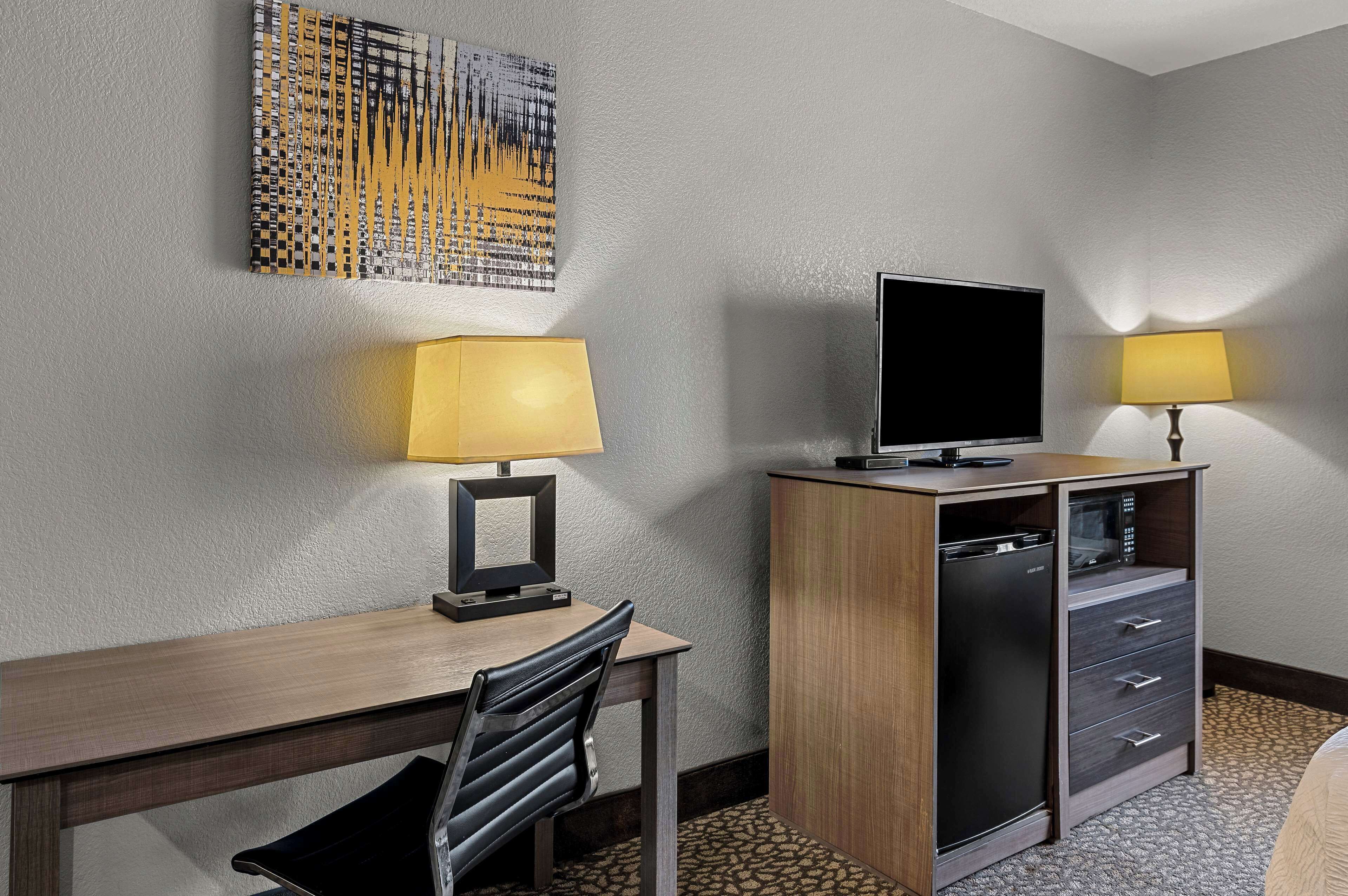 suite, 1 king bed, non smoking, jetted tub | premium bedding, in-room safe, desk, blackout curtains