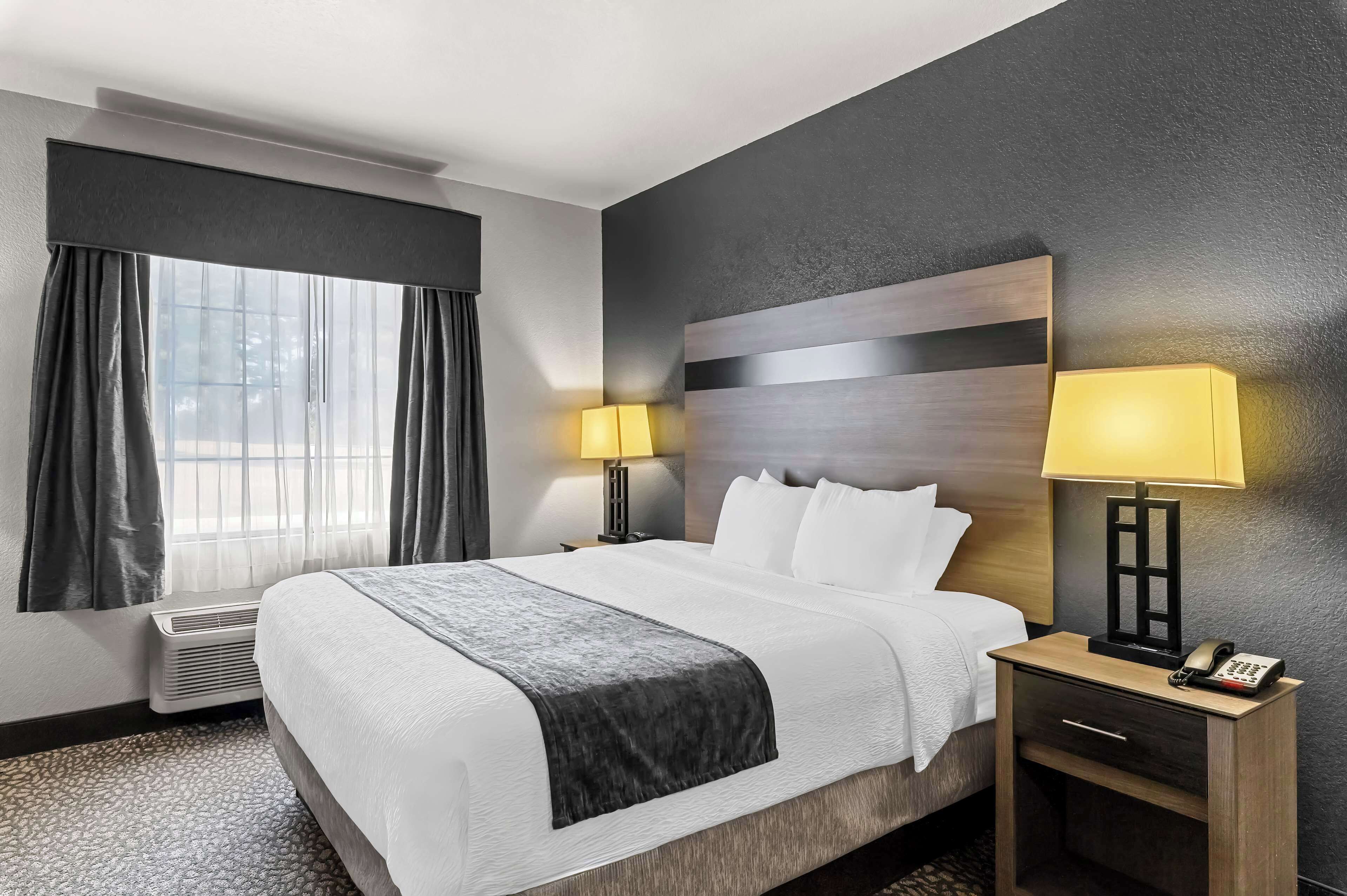 suite, 1 king bed, non smoking, jetted tub | premium bedding, in-room safe, desk, blackout curtains
