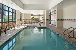 Una piscina cubierta