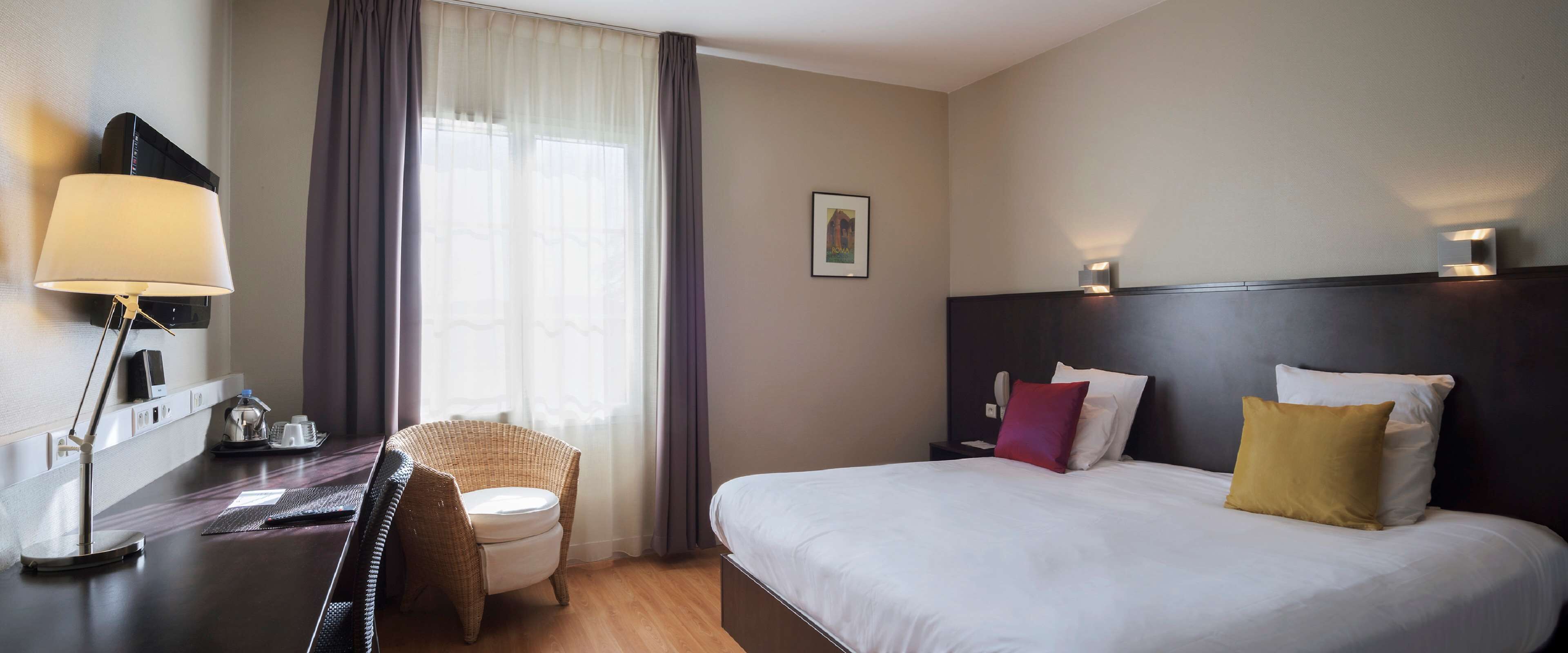 comfort room, 1 king bed, non smoking | in-room safe, desk, blackout curtains, soundproofing