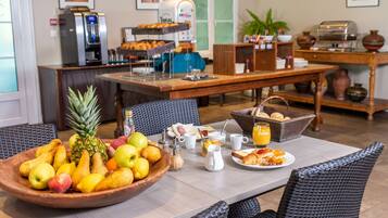 Petit déjeuner buffet (16.50 EUR par personne)