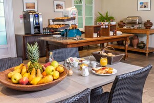 Desayuno buffet todos los días (con cargo)