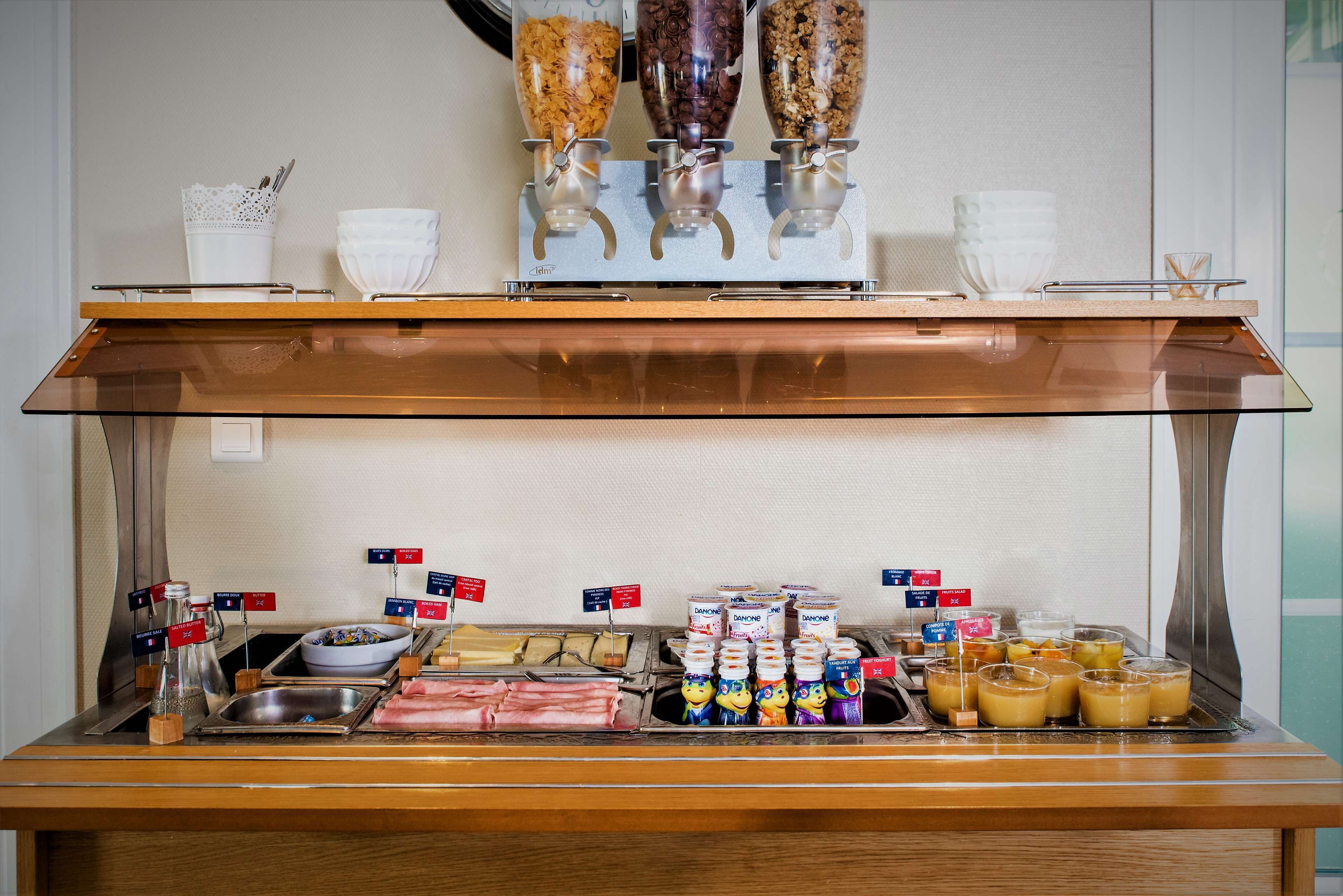 Una barra de buffet con diversos alimentos y bebidas.