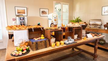 Petit déjeuner buffet servi tous les jours en supplément