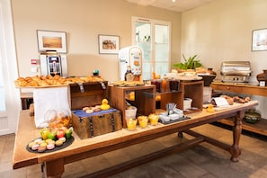 Tägliches Frühstücksbuffet gegen Gebühr
