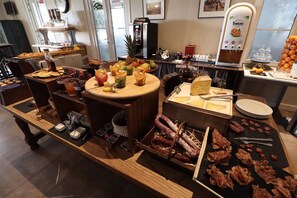 Petit déjeuner buffet servi tous les jours en supplément