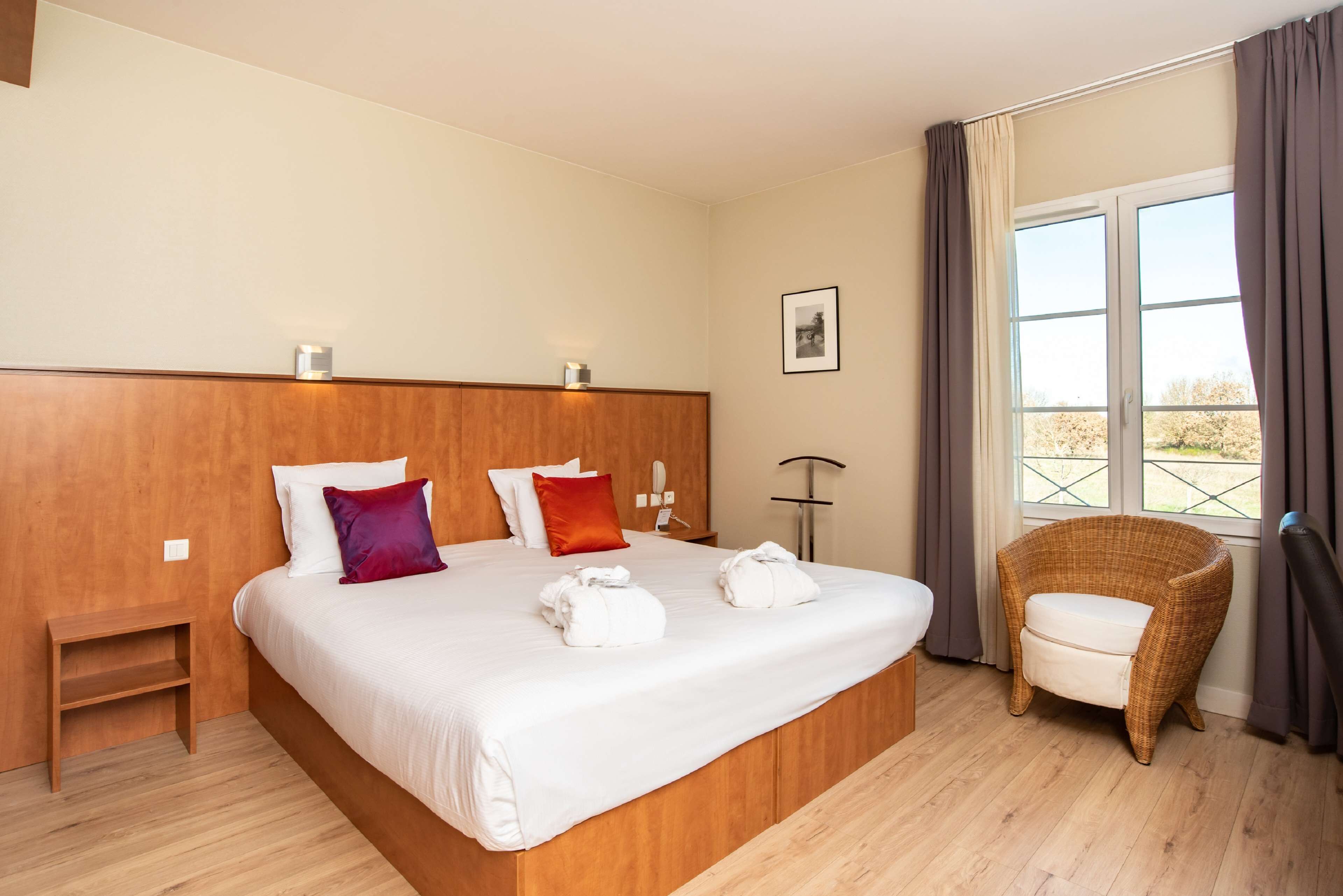 Comfort kamer, 1 kingsize bed, niet-roken | Een kluis op de kamer, een bureau, verduisterende gordijnen