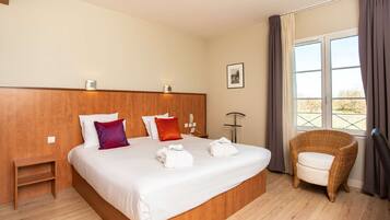 Comfort kamer, 1 kingsize bed, niet-roken | Een kluis op de kamer, een bureau, verduisterende gordijnen