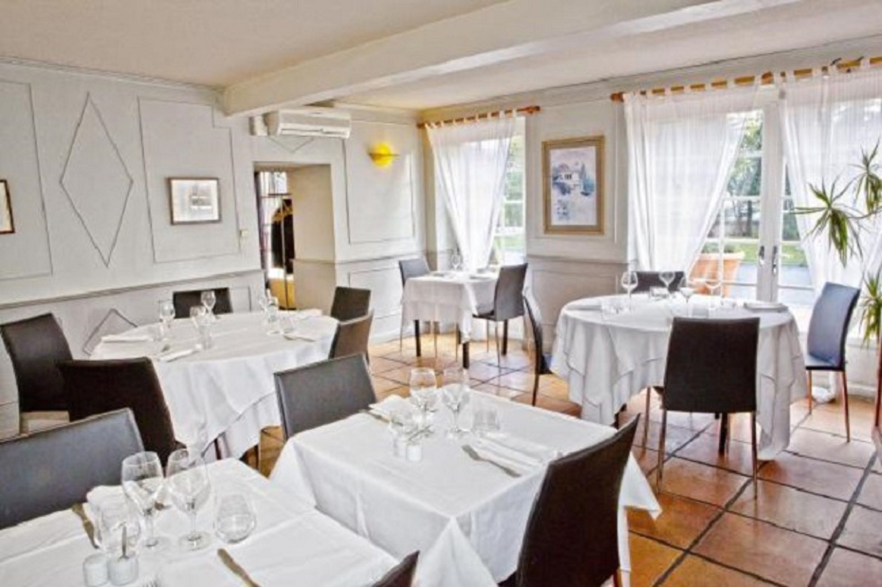 Déjeuner et dîner servis sur place
