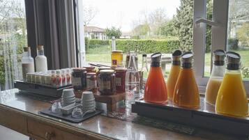 Una barra de desayuno con diferentes condimentos y bebidas.
