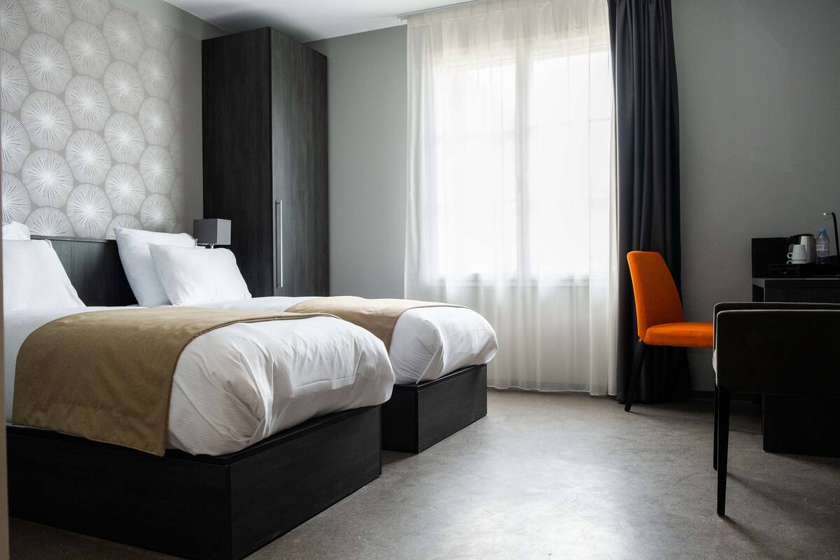 standard room, 2 single beds | in-room safe, desk, blackout curtains, soundproofing