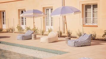 Piscine extérieure (ouverte en saison), parasols de plage