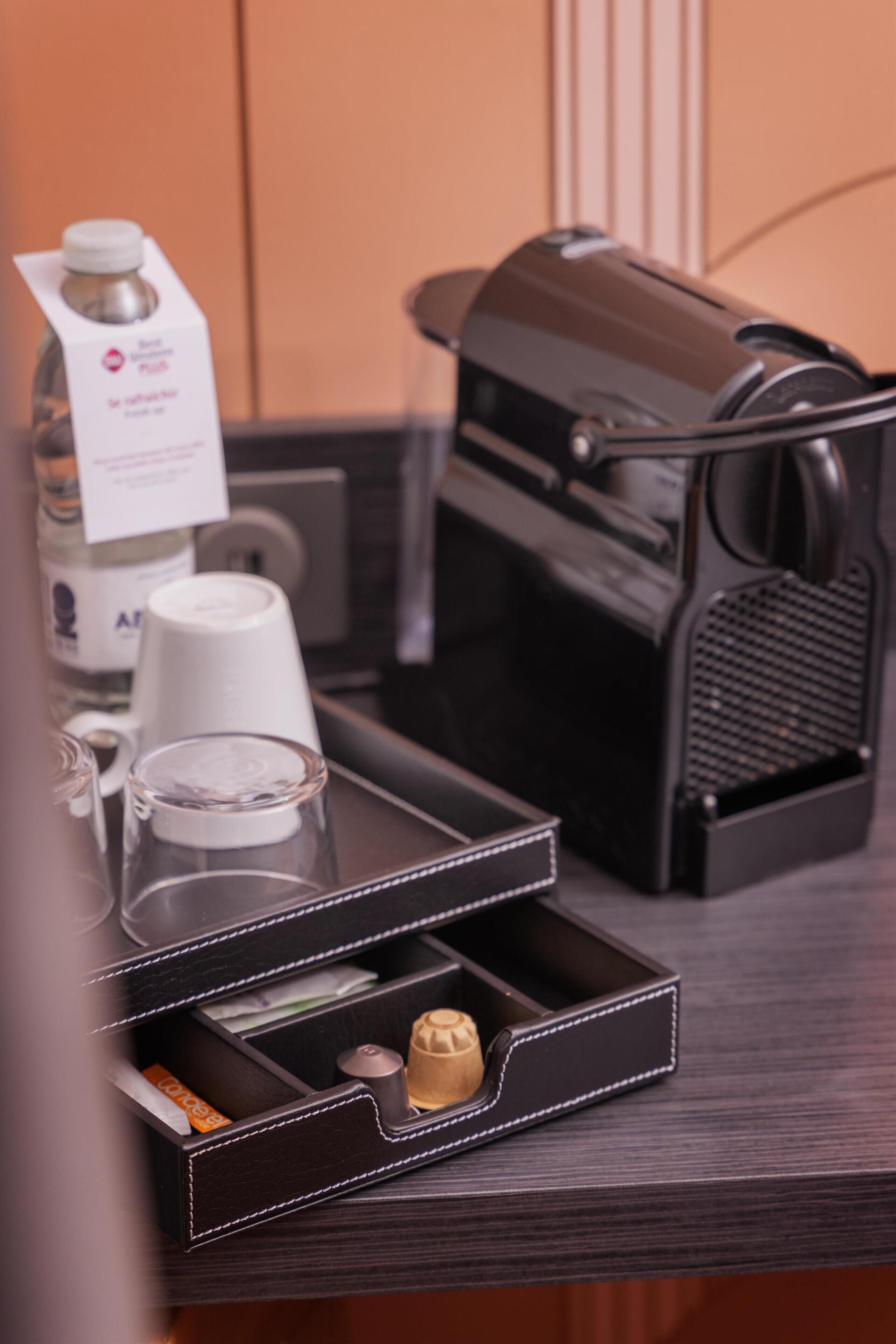 Standard Room, 1 Queen Bed, Non Smoking | Room amenity