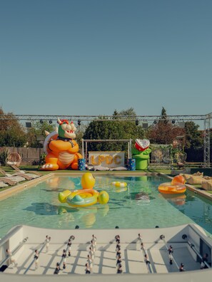 Lunch and dinner served