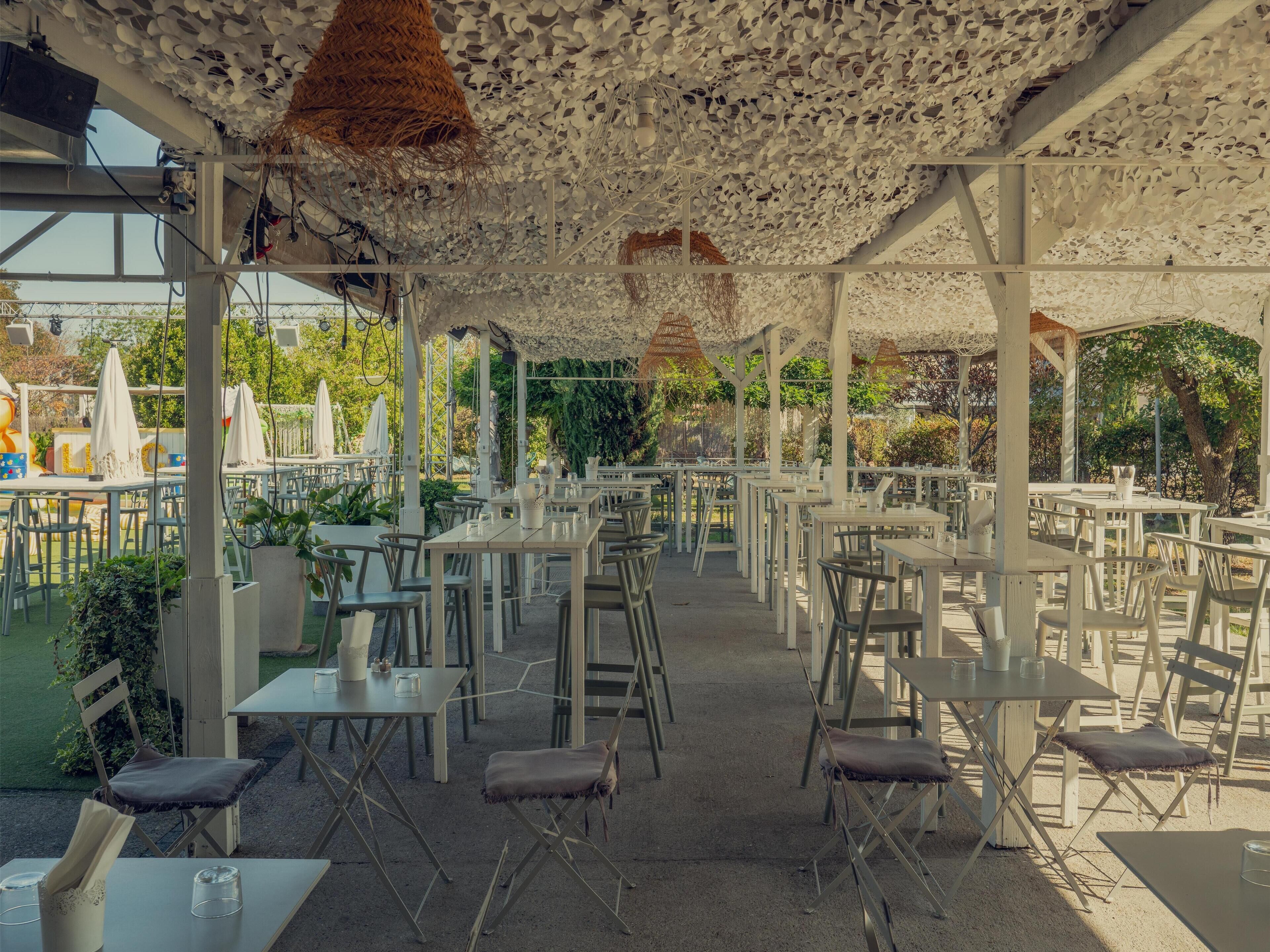 Déjeuner et dîner servis sur place