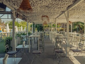 บริการอาหารกลางวันและอาหารเย็น