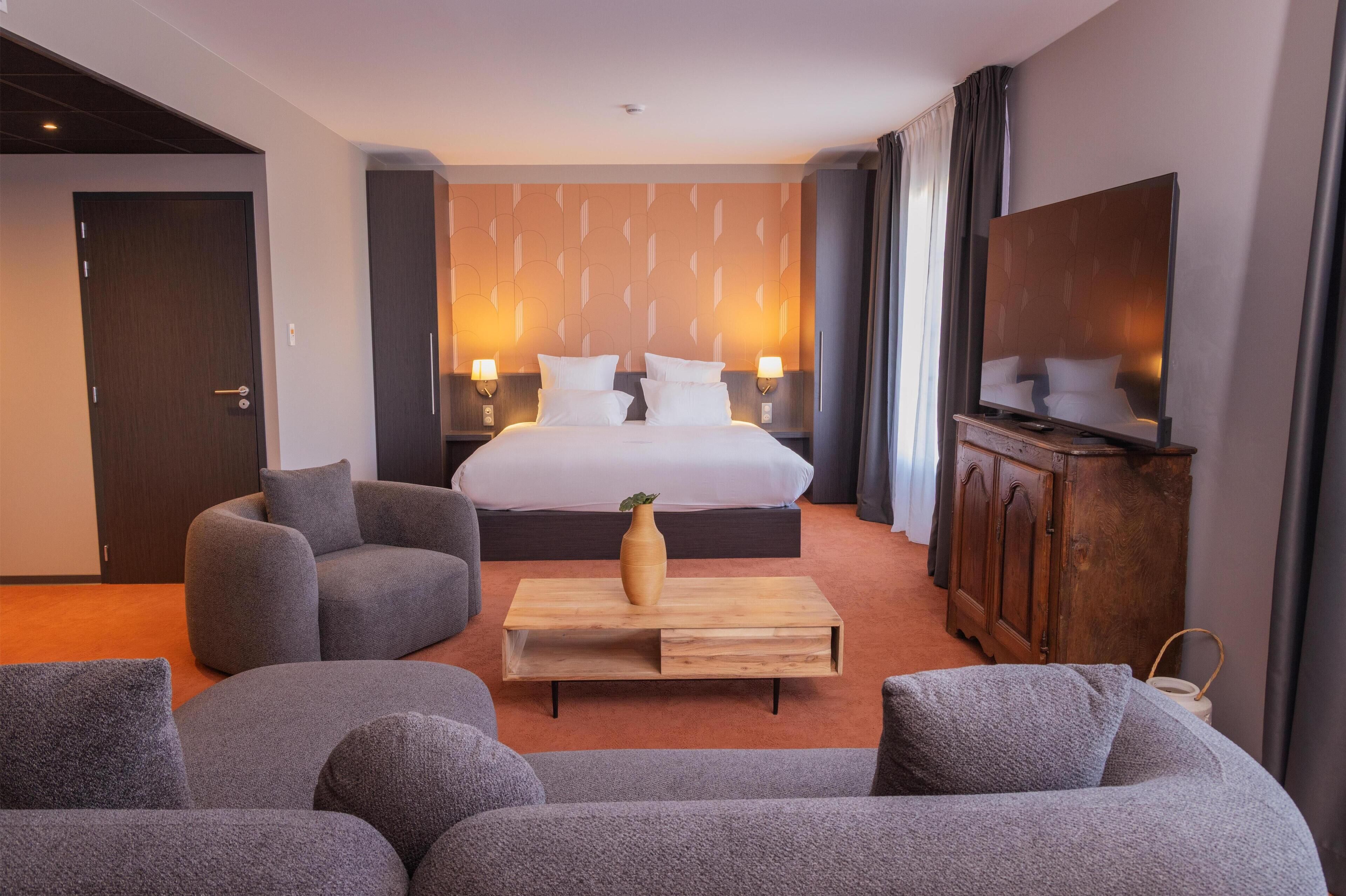 Suite, 1 très grand lit, non-fumeurs, baignoire | Coffres-forts dans les chambres, bureau, rideaux occultants