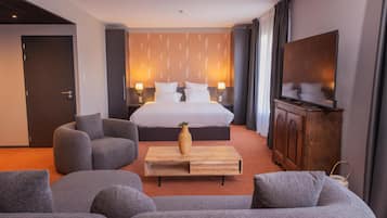 Suite, 1 kingsize bed, niet-roken, bad | Een kluis op de kamer, een bureau, verduisterende gordijnen