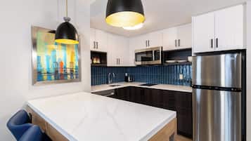 Suite, 1 dormitori, cuina | 1 dormitori, escriptori i espai de treball apte per a portàtils