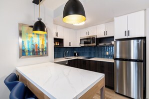 Suite, 1 dormitori, cuina | 1 dormitori, escriptori i espai de treball apte per a portàtils 