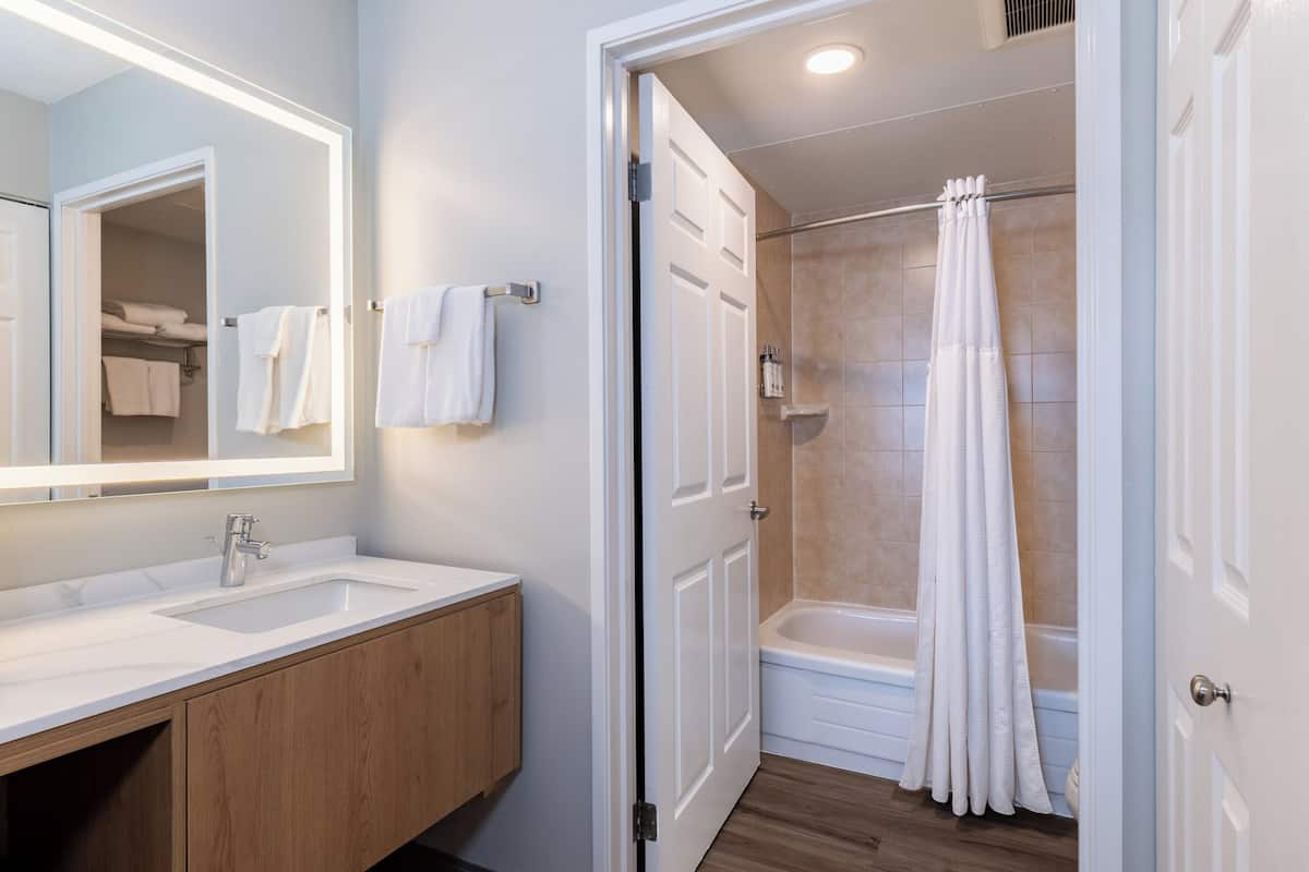 Combinació de dutxa i banyera i articles de tocador gratuïts