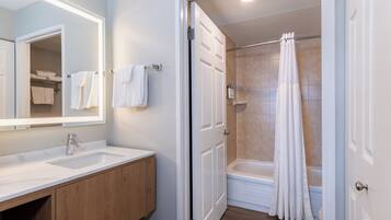 Kombination af bruser/badekar, gratis toiletartikler, hårtørrer