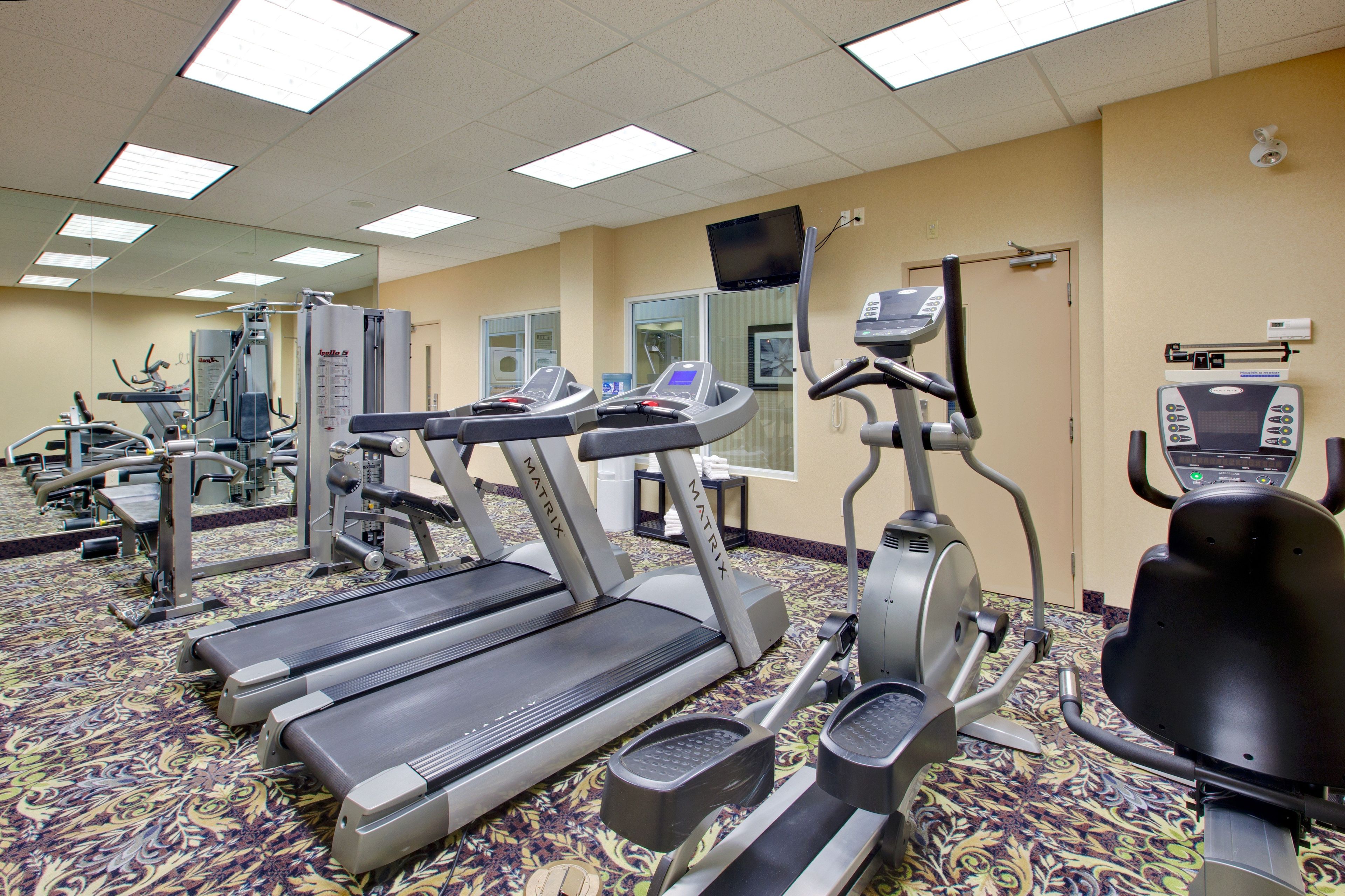 Un centre de remise en forme situé dans l’hôtel, équipé de tapis de course, de vélos elliptiques et d’appareils de musculation.