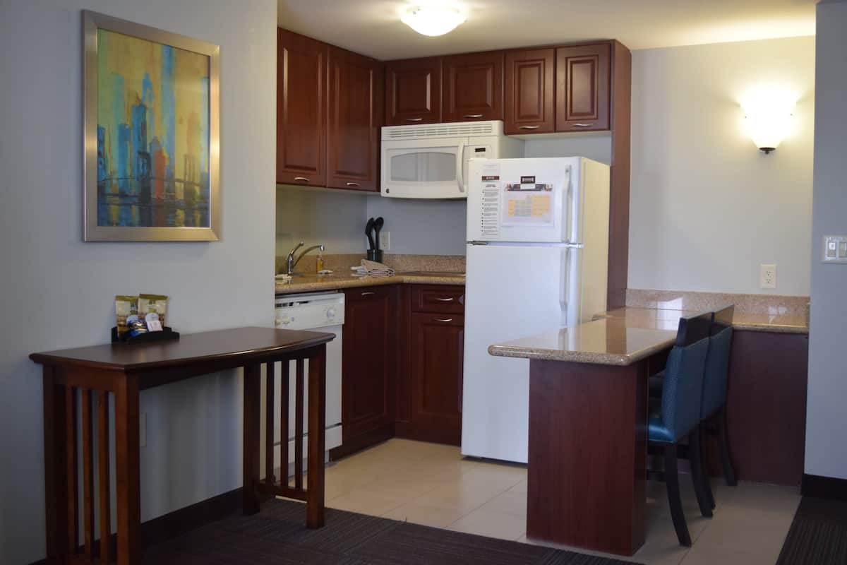 Full-sized fridge, microwave, stovetop, dishwasher