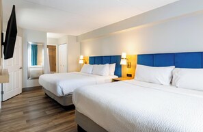 Escritorio, espacio para trabajar con un portátil, cortinas opacas